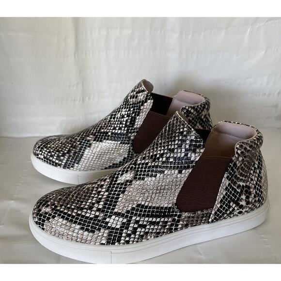 CUSHIONAIRE Rebel Chelsea Boots Snake Print Pull On Flat Bootie Size 7.5 - Picture 4 of 9